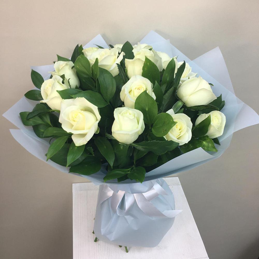 Букет 15 Белых роз Проуд в Нижнем Икорце
