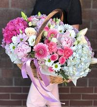 Композиция солнечный день в Нижнем Икорце Цветочная композиция из Розы, Хризантемы, Пионы и Лизиантусы в корзине в Нижнем Икорце