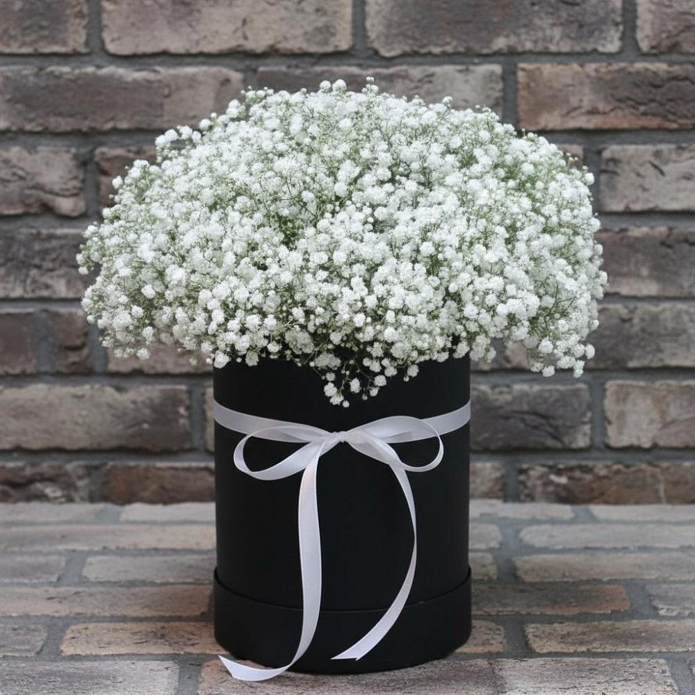 Цветочная композиция из Гипсофила в шляпной коробке в Нижнем Икорце