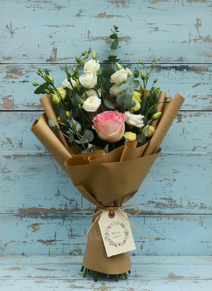 Букет цветов из: Розы и Лизиантусы в Нижнем Икорце