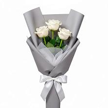 Букет 3 белые розы в Нижнем Икорце