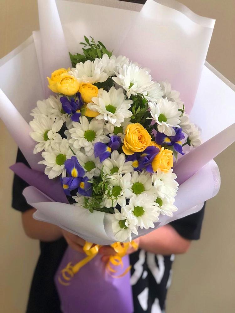 Букет цветов из: Ирисы, Хризантемы и Розы в Нижнем Икорце