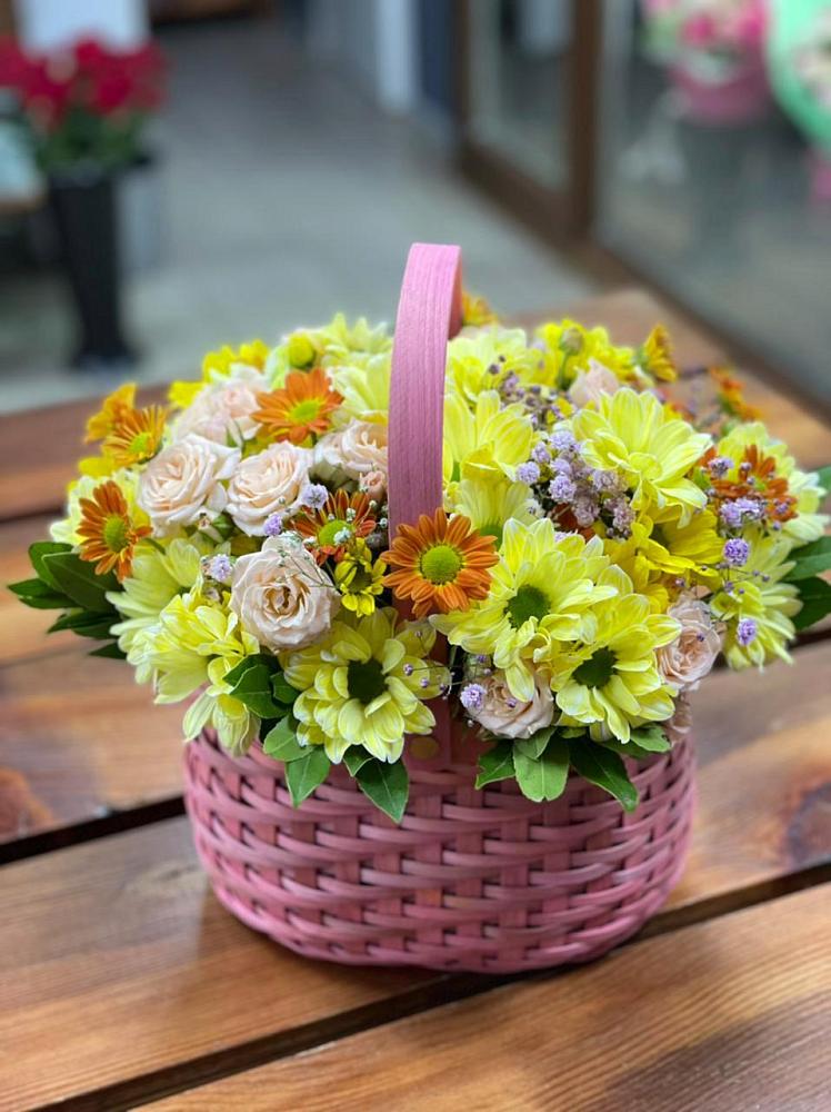 Цветочная композиция из Хризантемы и Розы в корзине в Нижнем Икорце