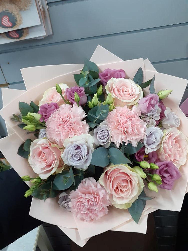 Букет цветов из: Розы, Гвоздики и Лизиантусы в Нижнем Икорце