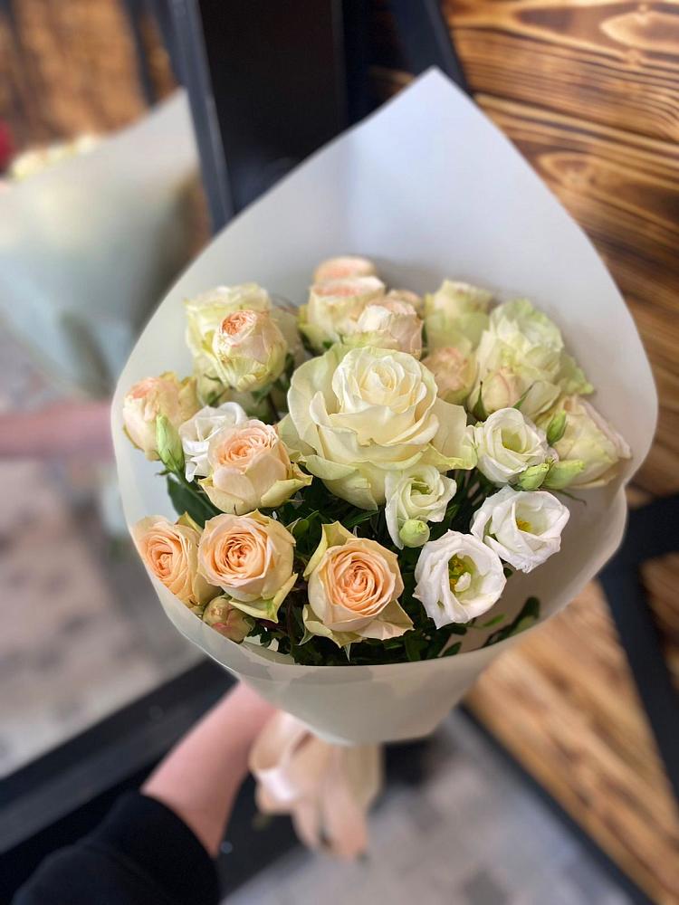 Букет цветов из: Розы и Лизиантусы в Нижнем Икорце