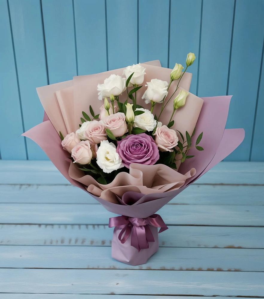 Букет цветов из: Розы и Лизиантусы в Нижнем Икорце